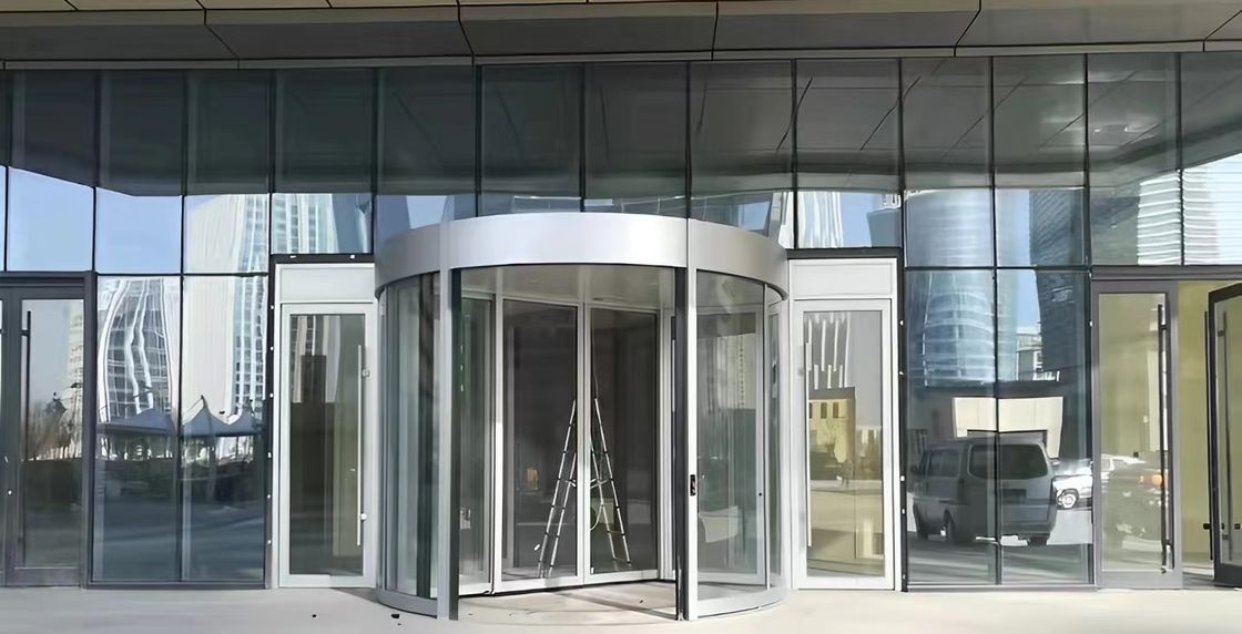 Verschiedene Materialien und Farben für automatische Drehtüren